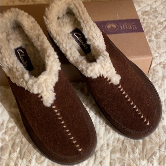 clarks leather slippers